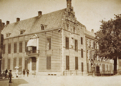 603346 Gezicht op de voor- en zijgevel van Paushuize (Kromme Nieuwegracht F 366/367) te Utrecht.N.B. Het adres Kromme ...